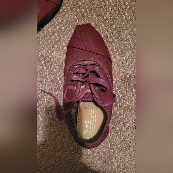 Toms maroon shoes - Picture 3 of 4